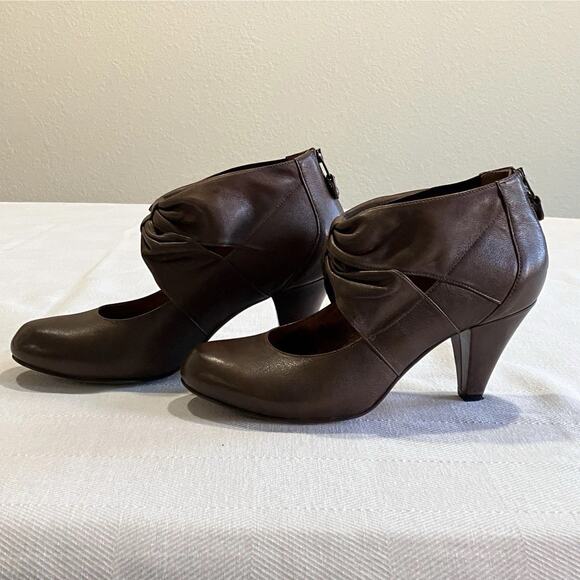 Indigo by Clarks Brown Leather Mary Jane Heeled Leather Shoes Size 7.5 Bow - Picture 2 of 9